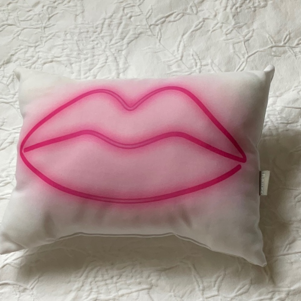 COPY - Neon light Lips Pillow..❤️Valentin’es
